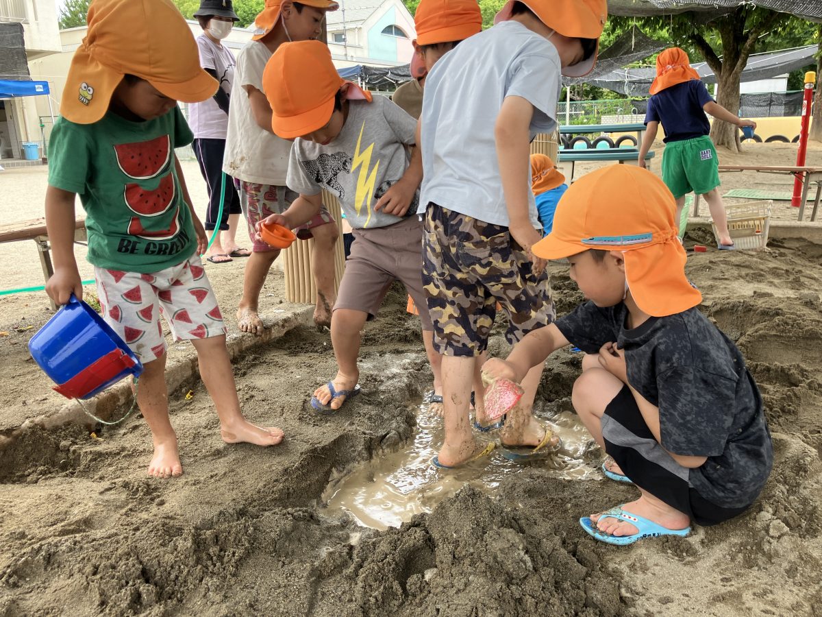 夏の遊びといえば、どろんこ遊びにシャボン玉遊び、そしていろ水遊び | 長森北保育園