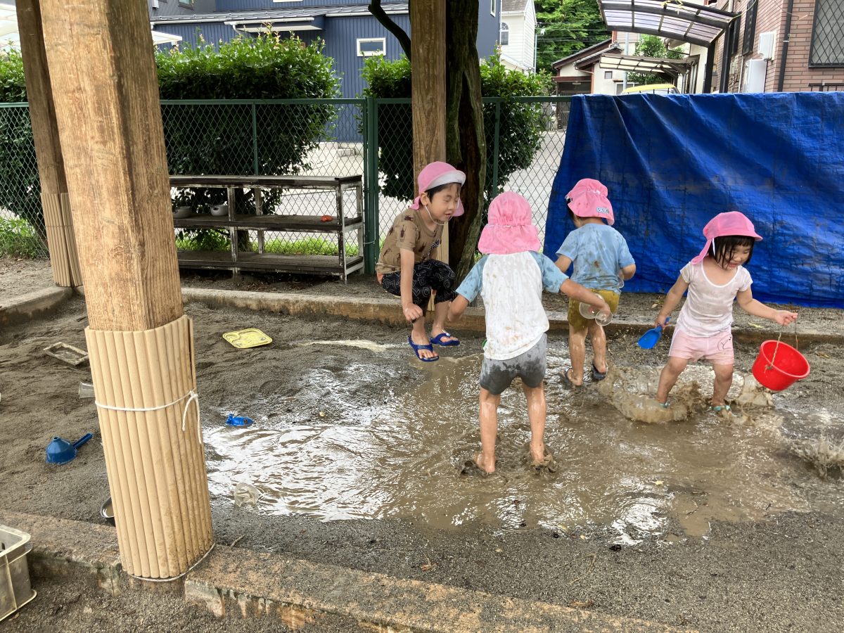 梅雨の晴れ間は　プール遊び＆どろんこ遊び＆しゃぼん玉遊び | 長森北保育園