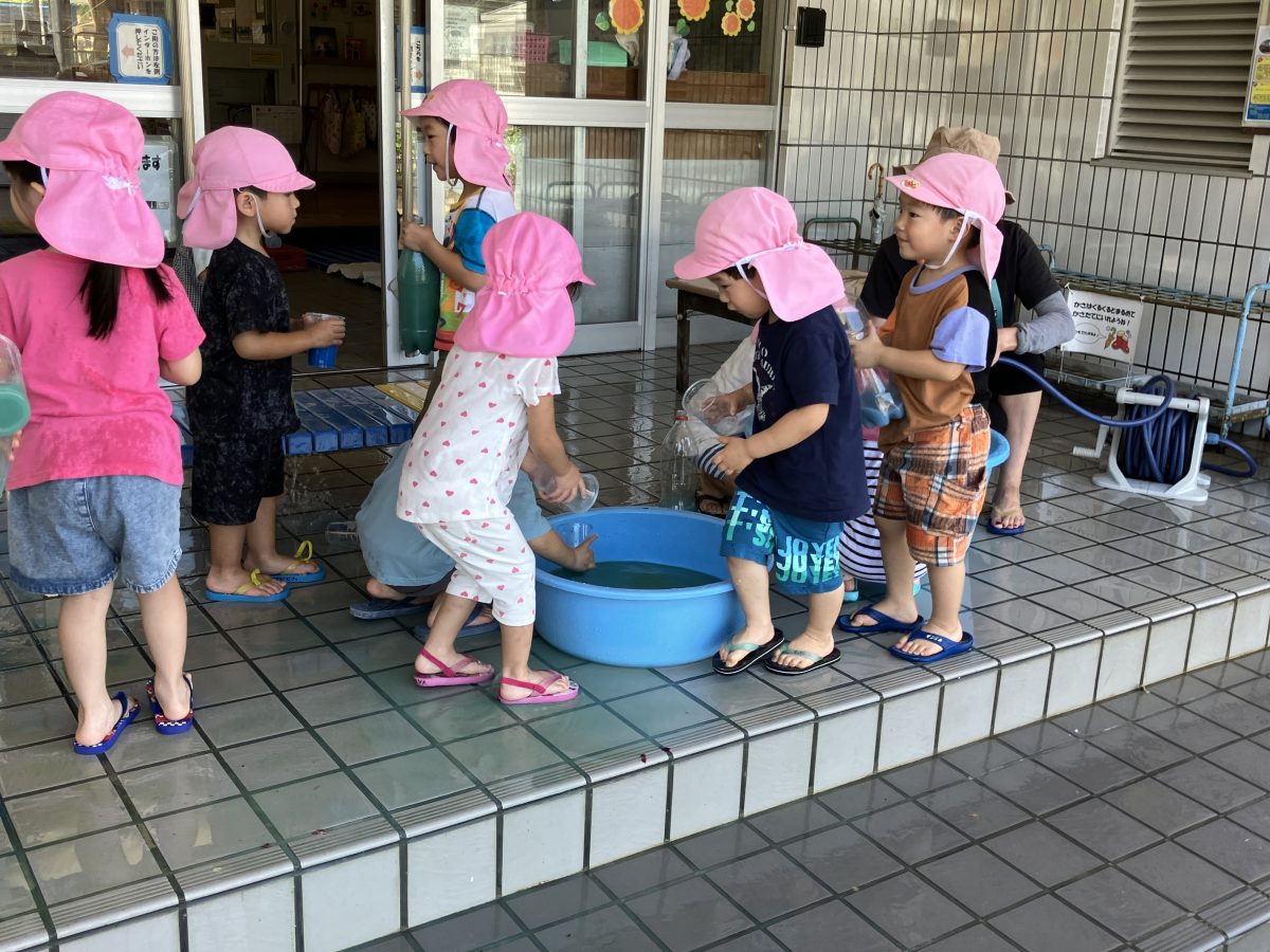 猛暑の８月も元気です、水遊び＆どろんこ遊び | 長森北保育園