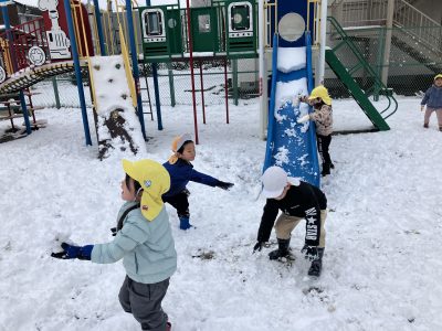 お空からのプレゼント、熱中、雪遊び！ | 長森北保育園